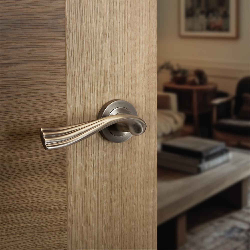 Old English Richmond Lever Door Handle on Round Rose