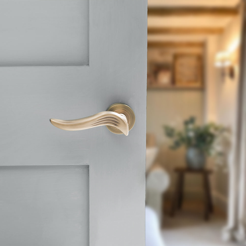 Old English Oxford Lever Door Handle on Round Rose
