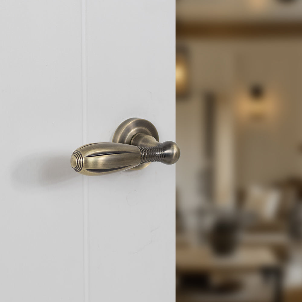 Old English Cambridge Lever Door Handle on Round Rose