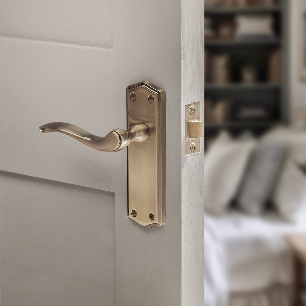 Old English Warwick WC Lever Door Handle on Backplate