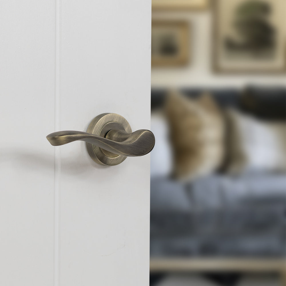 Old English Warwick Lever Door Handle on Round Rose