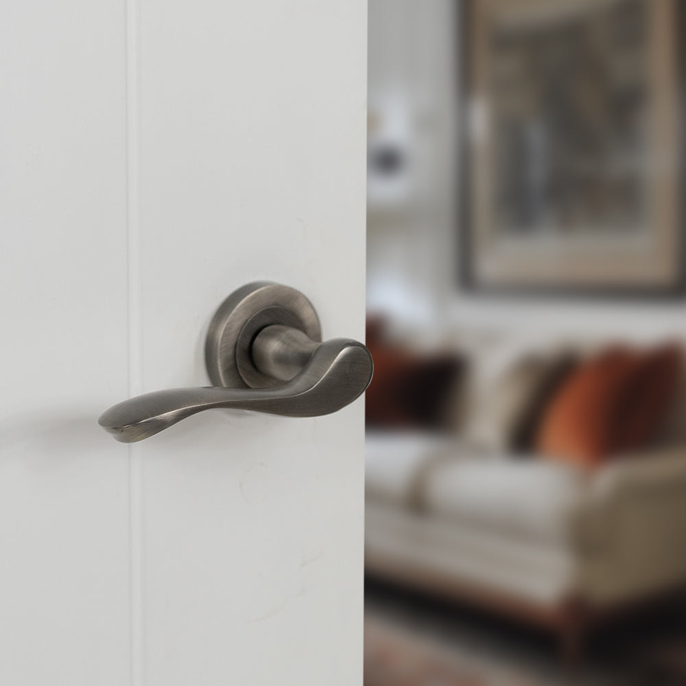 Old English Warwick Lever Door Handle on Round Rose