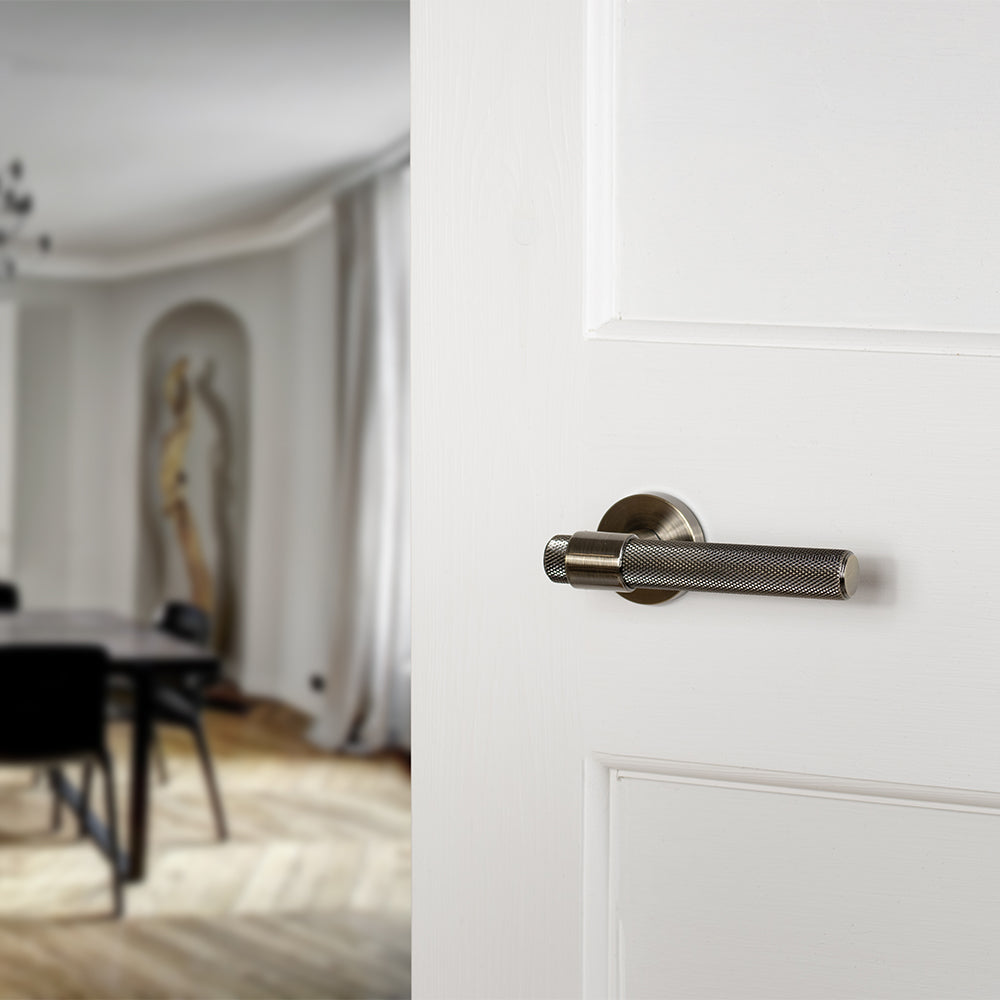 Senza Pari Andretta Knurled Lever Door Handle on Minimal Round Rose
