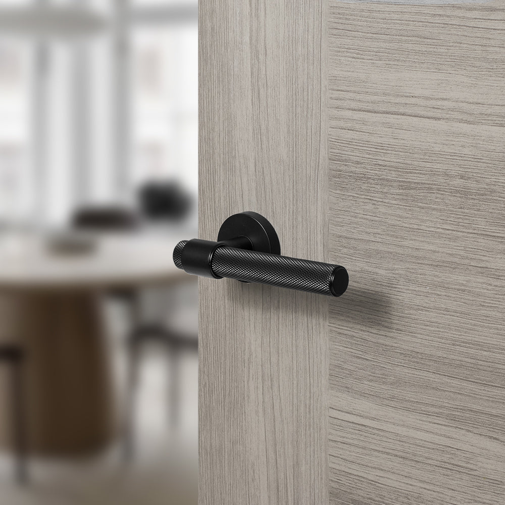 Senza Pari Andretta Knurled Lever Door Handle on Minimal Round Rose