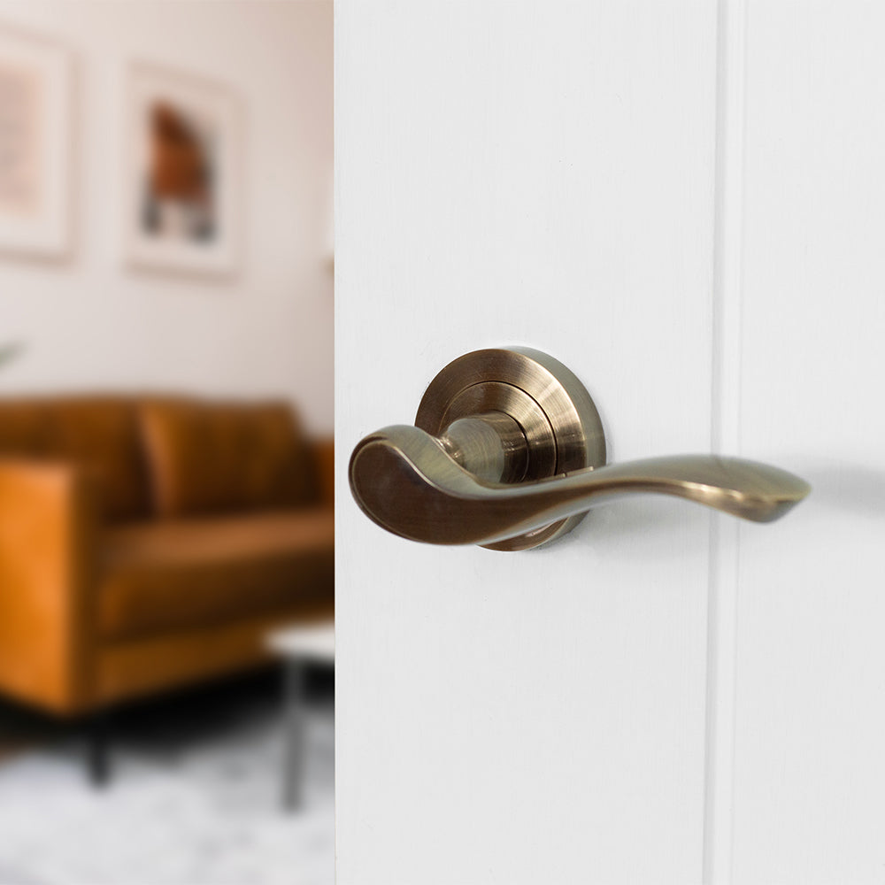 Old English Warwick Lever Door Handle on Round Rose
