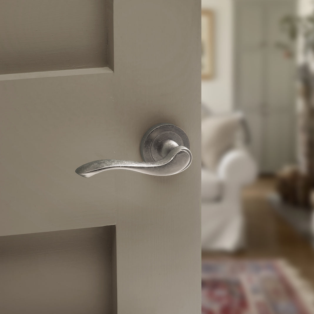 Old English Warwick Lever Door Handle on Round Rose