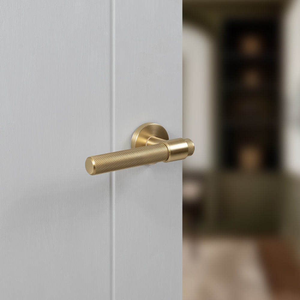 Senza Pari Andretta Knurled Lever Door Handle on Minimal Round Rose